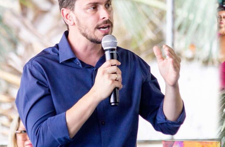 Prefeito Maycllyn Carreiro anuncia pagamento do piso dos professores em Morrinhos