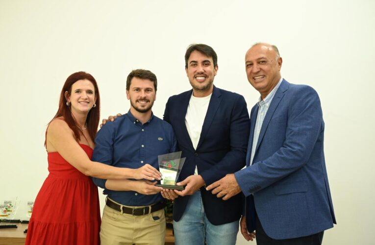 Pelo segundo ano consecutivo, prefeito Maycllyn Carreiro recebe Prêmio Prefeito Amigo da Agricultura Familiar